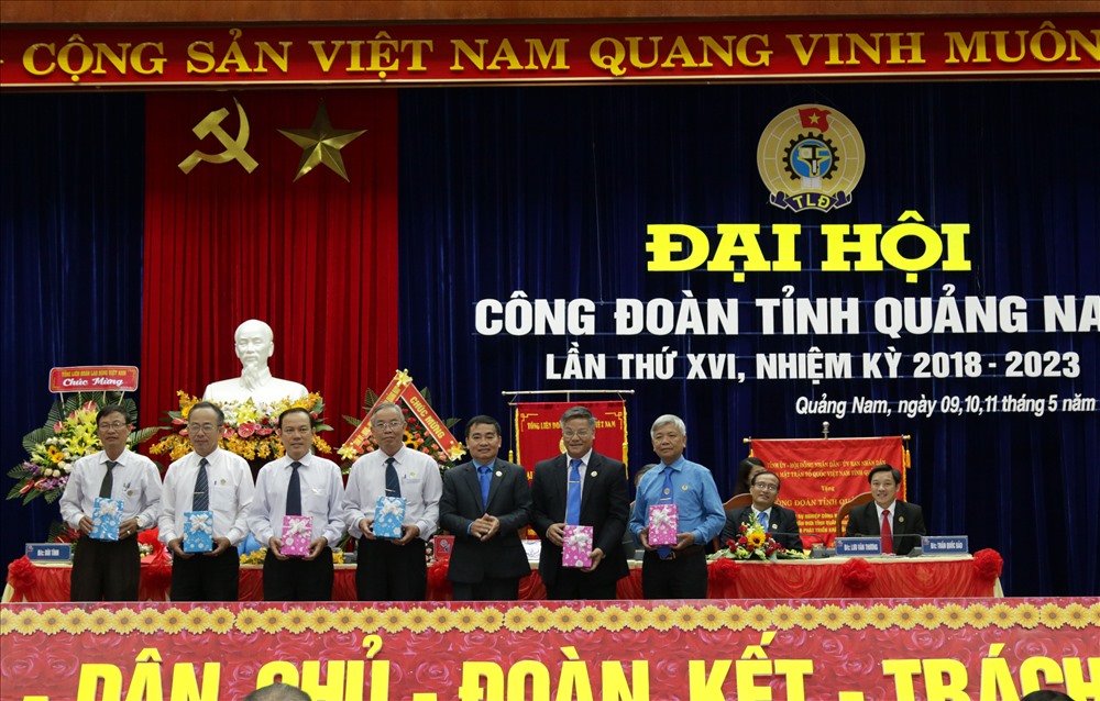 Chủ tịch LĐLĐ tỉnh Quảng Nam (khoá XVI) Phan Xuân Quang (thứ 3 từ phải qua) tặng quà lưu niệm đối với các đồng chí không tham gia BCH LĐLĐ tỉnh khoá VXI, nhiệm kỳ 2018-2023. Ảnh Công Huy