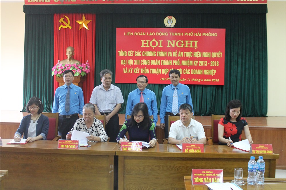Ký kết giao ước thi đua. Ảnh: TN