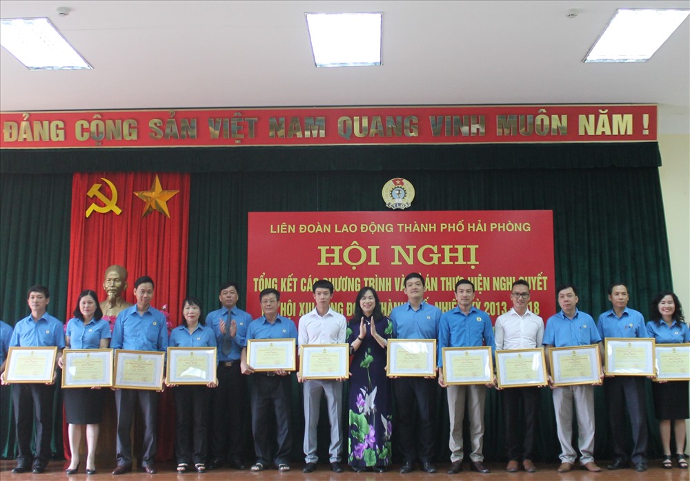 Trặng giấy khen các tập thể, cá nhân xuất sắc. Ảnh: CTV