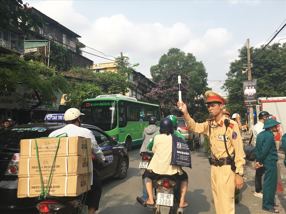Lực lương công an đang vất vả điều tiết giao thông.