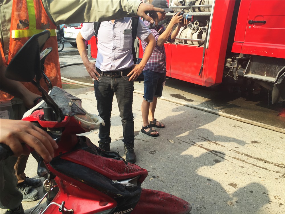 Nhiều xe máy của kỹ sư và công nhân xây dựng bị lửa bén cháy.