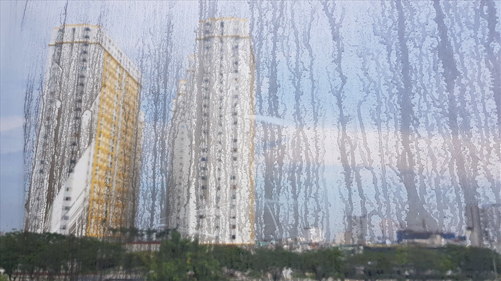 Sau khủng cửa kính là chung cư Citi Gate - nơi có hàng chục người đang tá túc để chờ ngày về lại ngôi nhà của mình ở Carina. Ảnh: T.S