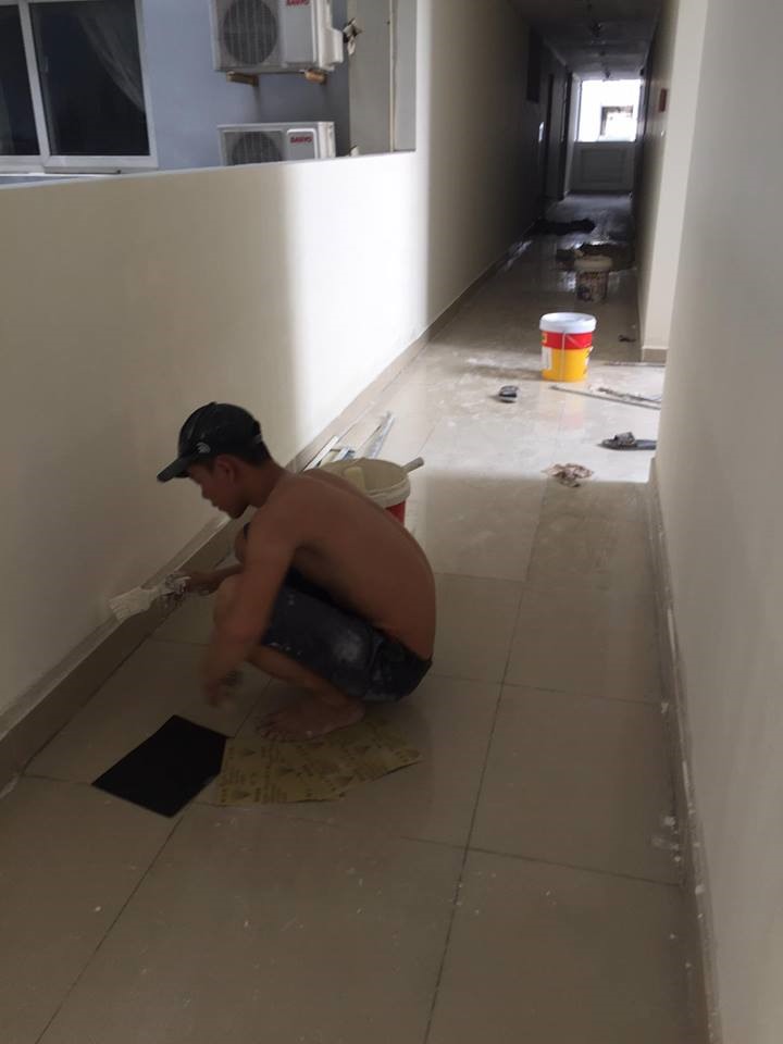 Công nhan đang tiến hành sơn lại hàng lang block A và B. Ảnh: T.S
