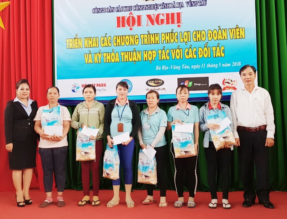 Doanh nghiệp cùng với công đoàn tặng quà cho đoàn viên có hoàn cảnh khó khăn