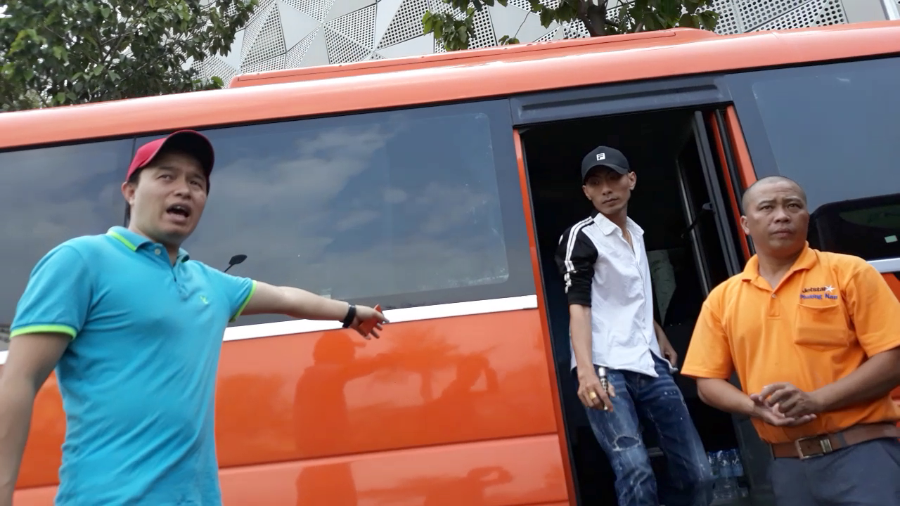 Chào mời, lôi kéo khách ngay trước cửa bãi gửi xe máy sân bay Tân Sơn Nhất. Ảnh: PV