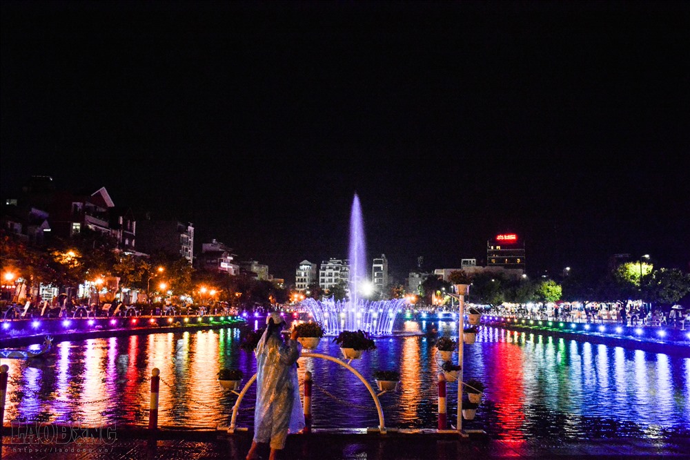 21h trời ngớt mưa, mọi hoạt động vui chơi trở nên sôi nổi hơn.