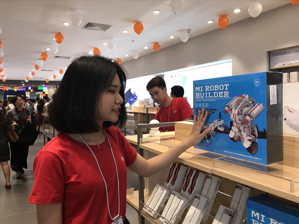 Gian hàng đồ chơi công nghệ lắp ráp kết nối điện thoại.