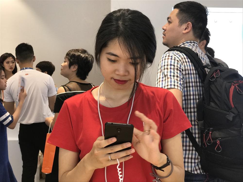 Nhân viên Mi Store trải nghiệm sản phẩm để giới thiệu tới khách hàng.