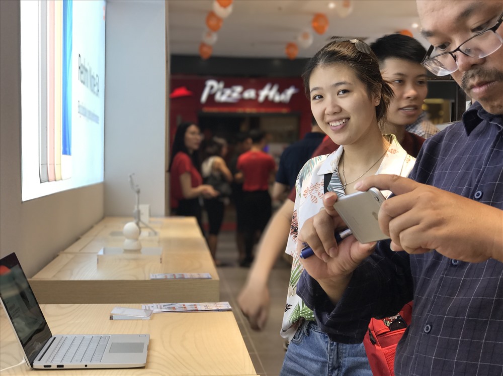 Đội ngũ nhân viên Mi Store sẵn sàng thông tin sản phẩm cho người tham quan.