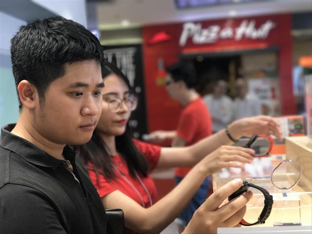 Thiết bị về sức khoẻ như đồng hồ thông minh, cân thông minh thu hút nhiều đấng mày râu.