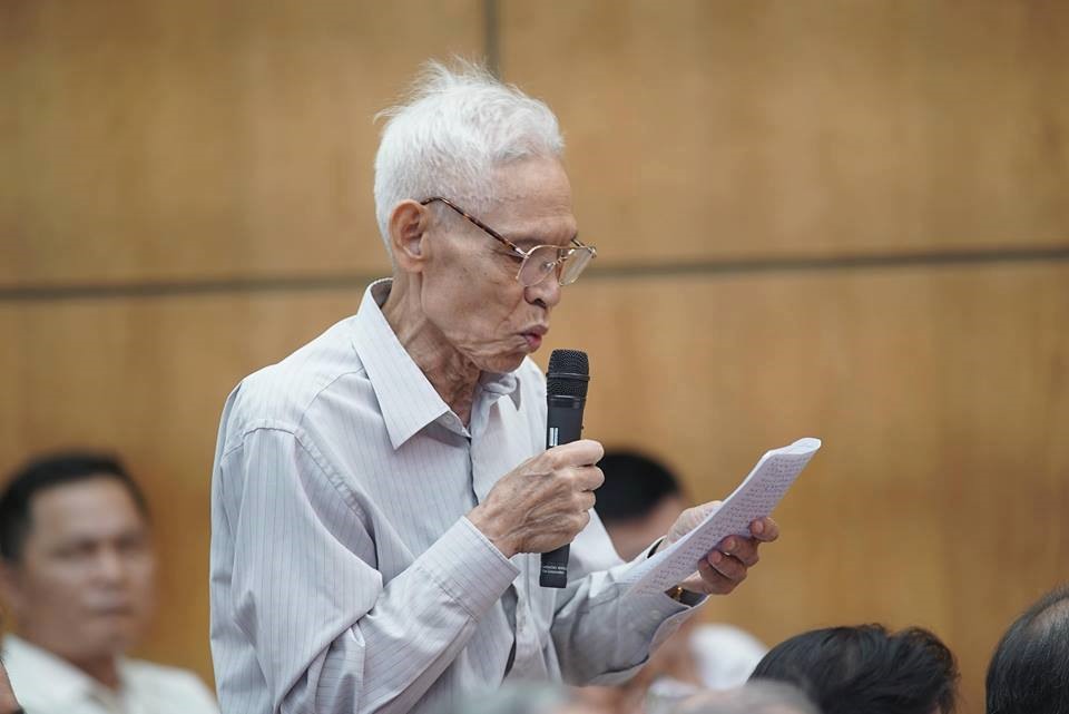 Cử tri Trần Viết Hoàn phát biểu tại buổi tiếp xúc. Ảnh T.Q