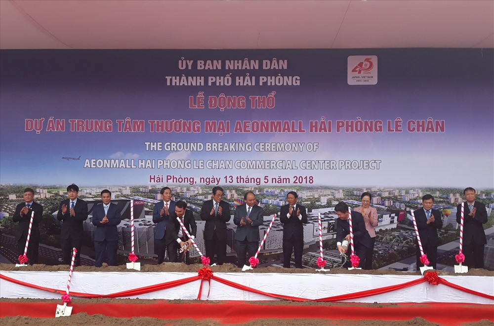 Nghi lễ rót rượu cầu may của người Nhật Bản tại lễ động thổ. Ảnh: TN