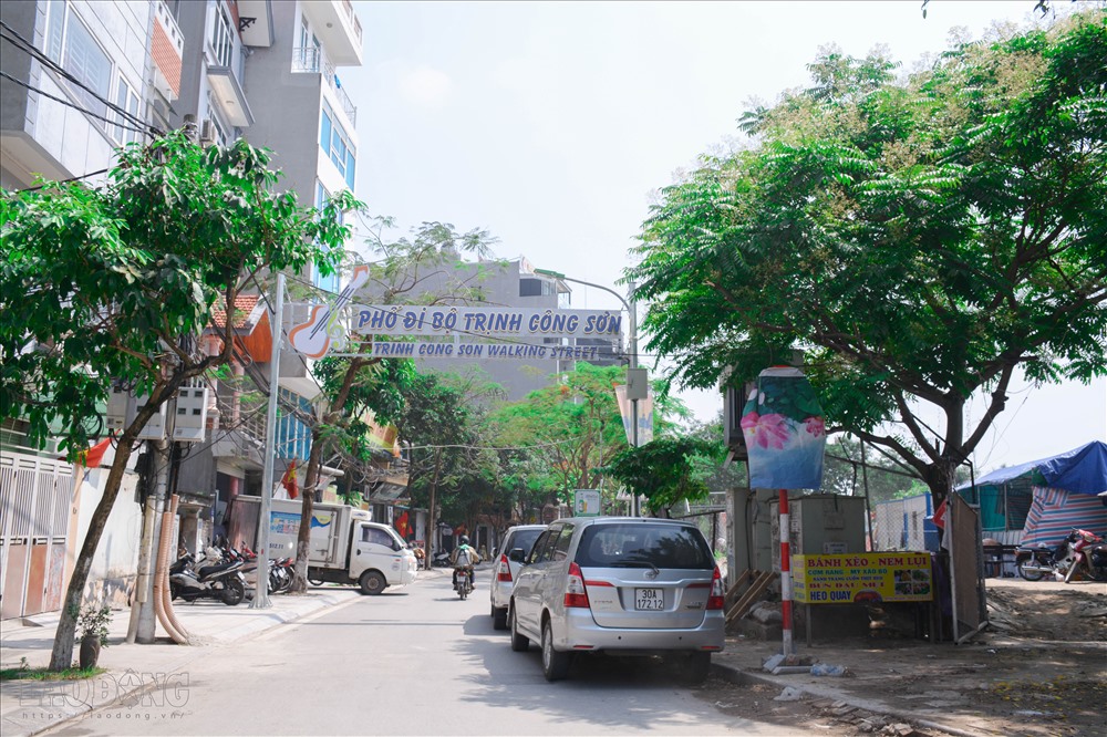 Một sớm mai, khi bình minh chưa rạng, mùa dâu da xoan gõ cửa với mùi hương nhẹ nhàng gợi nhớ về ký ức xa xăm.