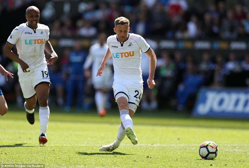 Bàn thắng của Andy King (phải) không đủ để giúp Swansea trụ hạng. Ảnh: Reuters.