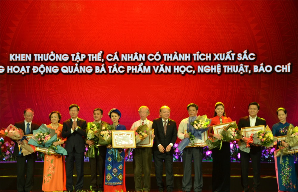 Đồng chí Võ Văn Thưởng - Ủy viên Bộ Chính trị, Bí thư Trung ương Đảng, Trưởng ban Tuyên giáo T.Ư (thứ 3 từ trái sang) trao giải thưởng cho các tập thể, cá nhân đạt giải. Ảnh: Huyên Nguyễn