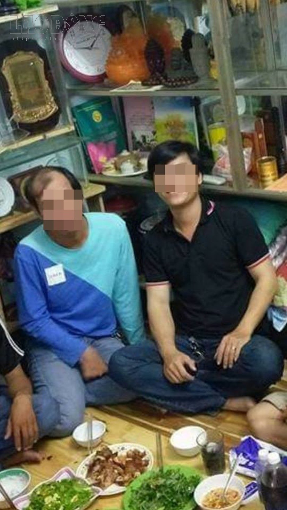 Bức ảnh chụp chung giữa hai người. Anh Thôi (mặc áo Uber), Nam (áo đen, tay phải).