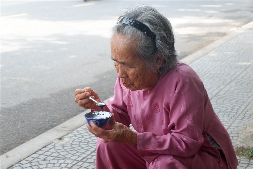 Những khách hàng “ruột” của cô Thị vào mỗi sáng. Ảnh: PL