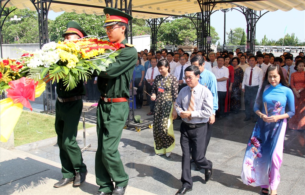 Dâng hoa, dâng hương tại NLTS Quốc gia Đường 9. Ảnh: Trần Lưu.