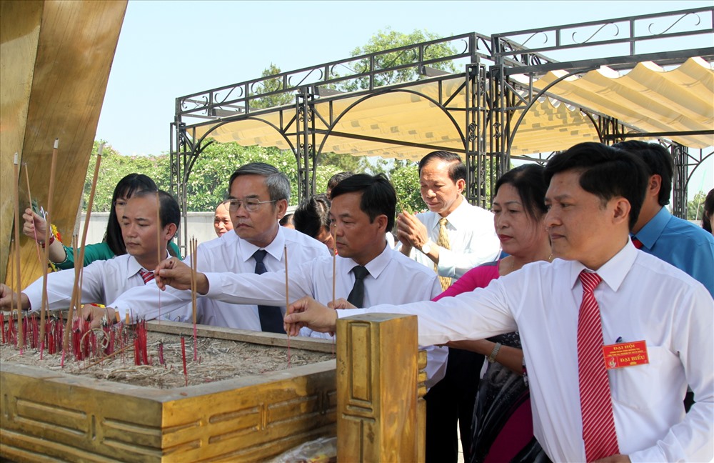 Các đại biểu về dự Đại hội Công đoàn tỉnh Quảng Trị lần thứ XII dâng hương tại NTLS Quốc gia Đường 9. Ảnh: Trần Lưu.