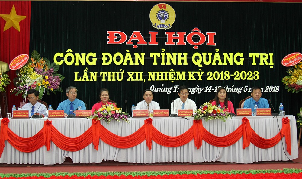 Đoàn Chủ tịch chủ trì đại hội (ảnh: P.V)