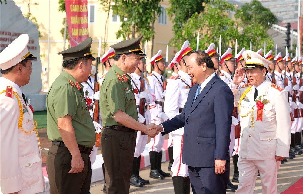 Thủ tướng chúc mừng lãnh đạo Bộ Công an cùng lãnh đạo Học viện Cảnh sát nhân dân.