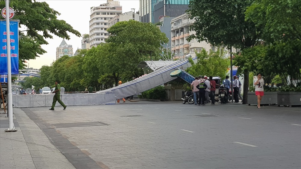hiện trường cổng chào trên phố di bộ Nguyễn Huệ ngã đè trúng người. Ảnh: Trường Sơn
