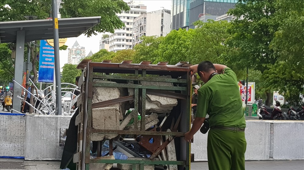 Cảnh sát khám nghiệm hiện trường. Ảnh: Trường Sơn