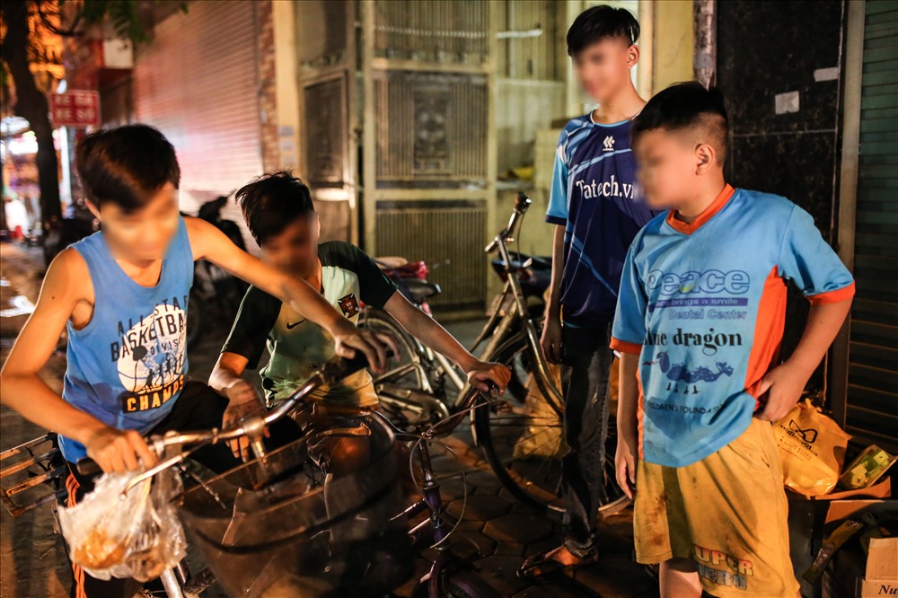 3 anh em trước đây đều học ở trường Mái ấm tình thương 19-5, khi lên cấp 2 chuyển về trung tâm GDTX Nguyễn Văn Tố. Dù hoàn cảnh gia đình khó khăn, chúng vẫn quyết tâm đi học để tương lai có được cuộc sống tốt đẹp hơn.