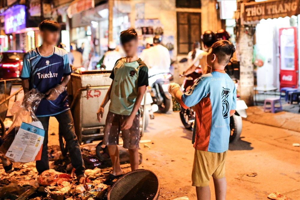 3 đứa trẻ nhặt rác ở khu tập kết rác đường An Dương, Hà Nội quê ở Hưng Yên, là anh em ruột trong một gia đình có 4 chị em. Gia đình các em có hoàn cảnh khó khăn, bố bệnh nặng không còn khả năng lao động, chỉ có mẹ đi thu mua phế liệu kiếm tiền trang trải cuộc sống sinh hoạt cho cả nhà. Để phụ giúp mẹ, ban ngày đi học, tối đến 3 anh em cùng nhau bới rác, tìm kiếm những đồ phế liệu mà người khác bỏ đi.