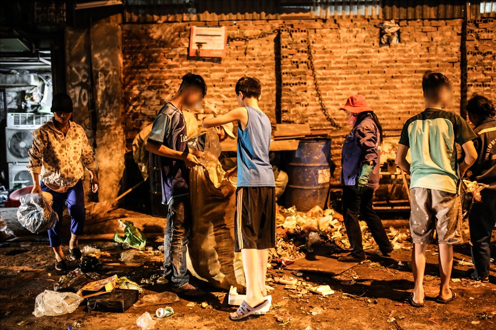 Chúng còn có những người bạn cùng xóm đến giúp.