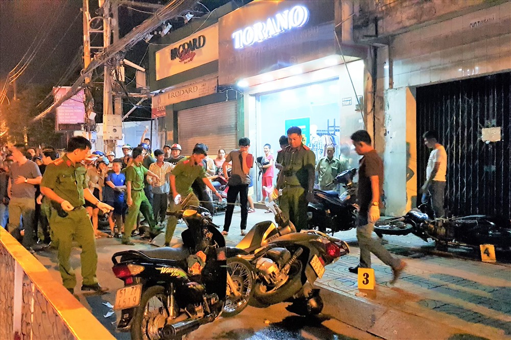Công an quận 3 và các đội nghiệp vụ, Công an TPHCM khám nghiệm hiện trường vụ án. Ảnh: TRƯỜNG SƠN