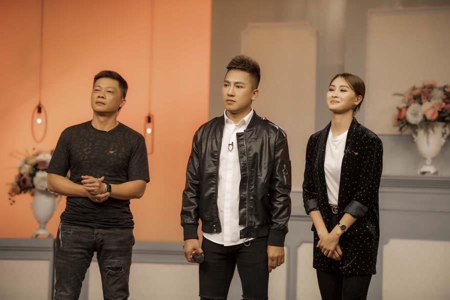 Châu Khải Phong (giữa) tham gia “Bữa trưa vui vẻ”