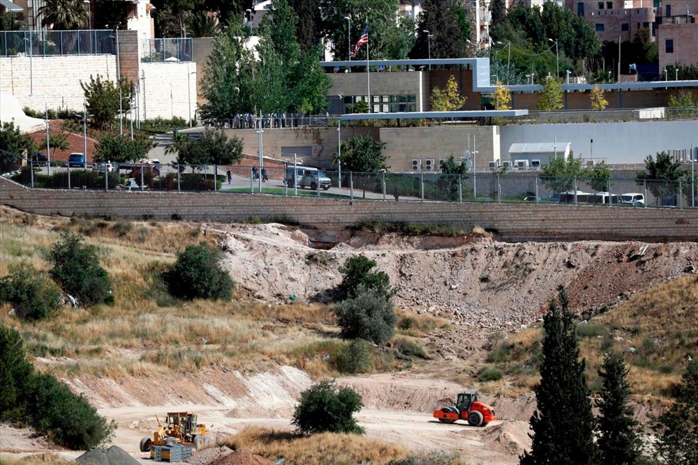 Các máy xúc đang hoạt động gần lãnh sự quán Mỹ ở Jerusalem được sử dụng làm Đại sứ quán Mỹ tạm thời. Ảnh: AFP.