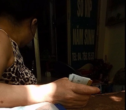 Việc bày bán các loại sim không chính chủ, sim rác vẫn diễn ra công khai.