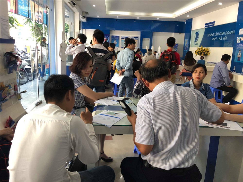 từ sáng sớm các điểm giao dịch các nhà mạng đã chật kín người, nhiều người phải chờ đợi trong nhiều giờ để đến lượt đăng ký.