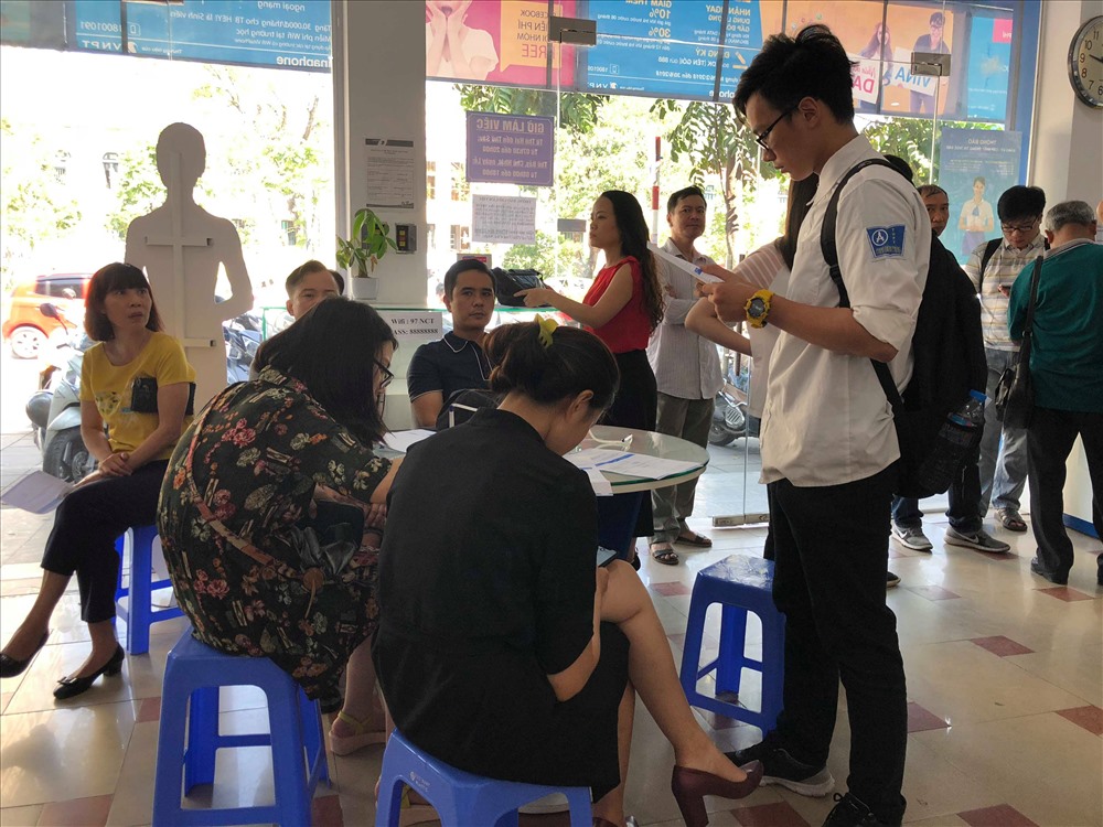 Nguyễn Hữu Đăng (Ba Đình – Hà Nội): “Theo thông tin từ các nhà mạng, sau ngày hôm nay nếu các thuê bao không có đủ thông tin sẽ bị khóa một chiều. Việc bổ sung thông tin tôi thấy bất tiện, mất thời gian chờ đợi. Nhưng vì tôi sợ bị khóa sim nên đi đăng ký cho xong”.