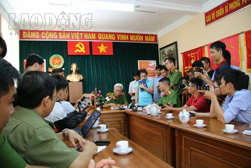 Không khí buổi họp báo.