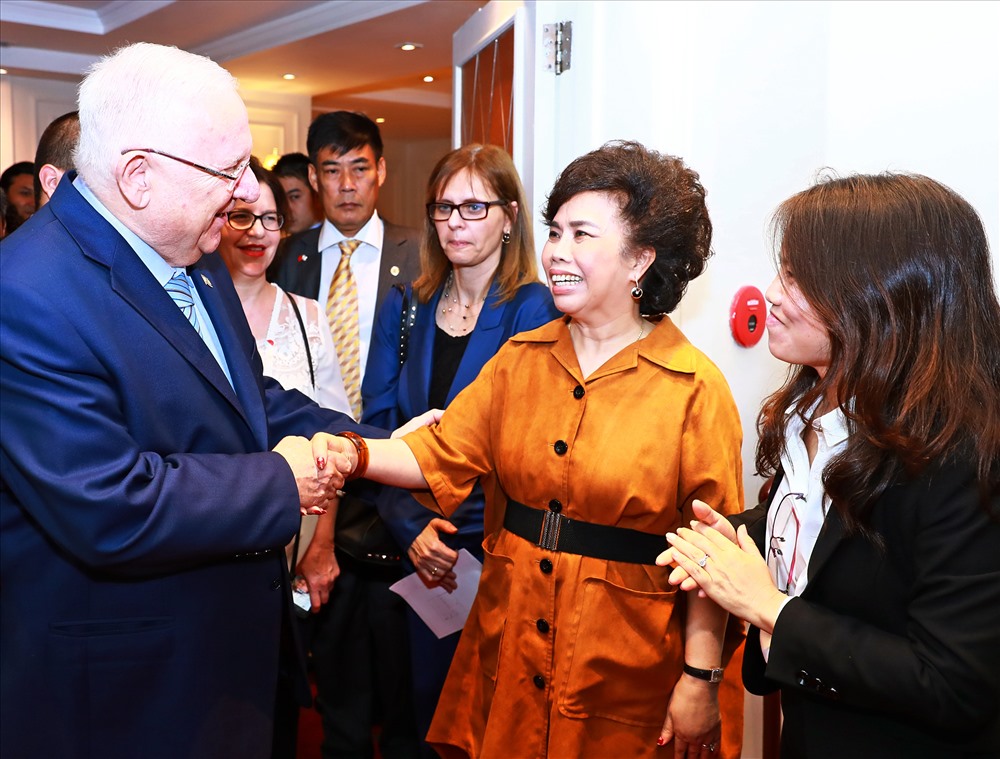Tổng thống Israel Ruvin - cũng như người tiền nhiệm Tổng thống Shimon Peres từng tới thăm tập đoàn TH luôn tin tưởng vào một ly sữa đẳng cấp quốc tế mà TH đang sản xuất với công nghệ cao từ Israel.