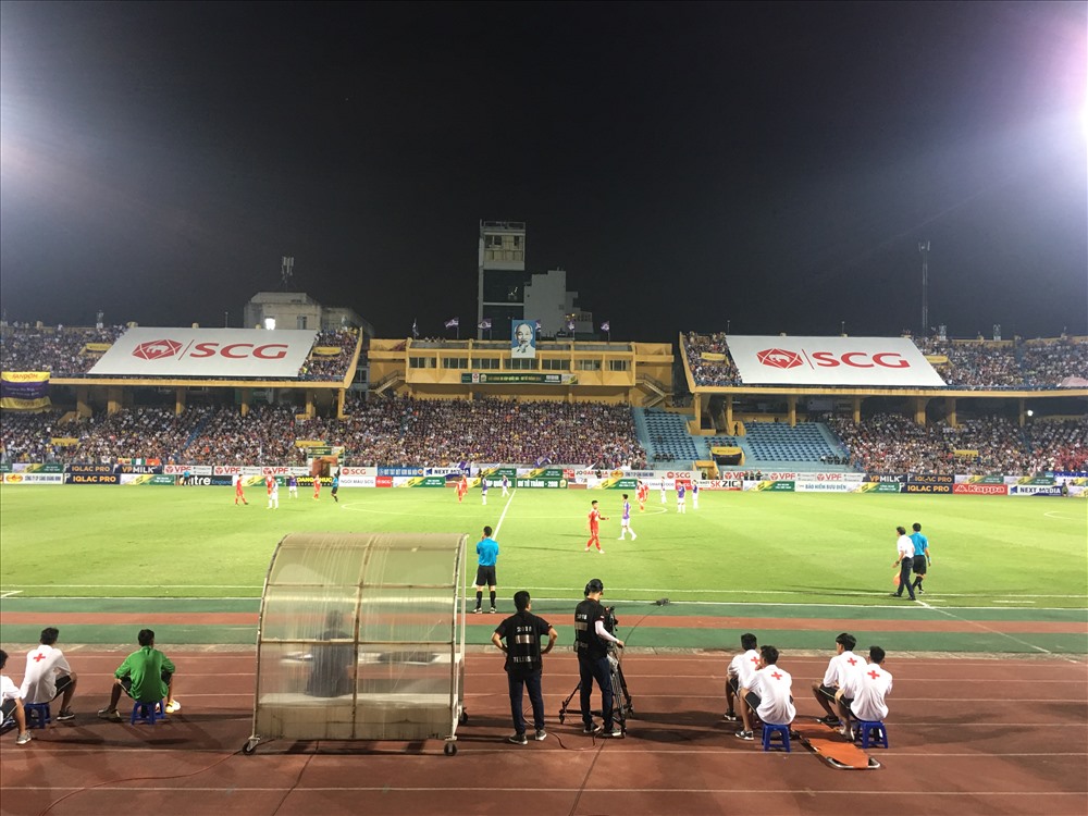 Sân Hàng Đẫy vẫn còn chỗ trống.
