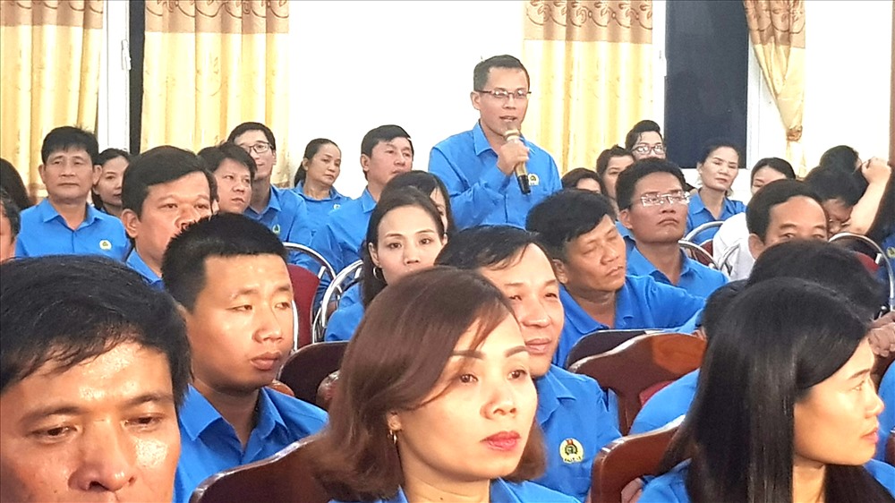 Nhiều vấn đề liên quan đến thực tiễn công việc và đời sống được NLĐ đặt ra tại buổi đối thoại. Ảnh: Lê Phi Long