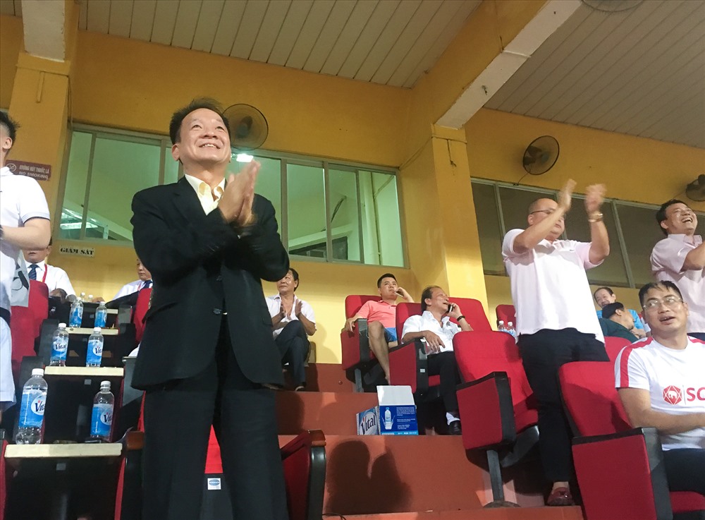 Bầu Hiển ăn mừng bàn thắng của Hà Nội. Ảnh: Đ.H