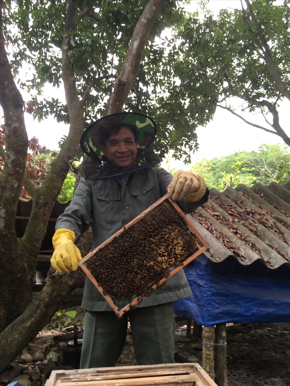Cuộc sống đời thường của đại úy Lê Trọng Vớt. Hòa bình, nghỉ hưu ông về với ruộng vườn đất quê và rất thích nuôi thỏ, nuôi ong.