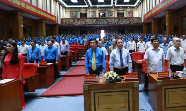 Chủ tịch Tổng LĐLĐVN Bùi Văn Cường cùng các đại biểu thực hiện nghi lễ chào cờ. Ảnh: Hải Nguyễn