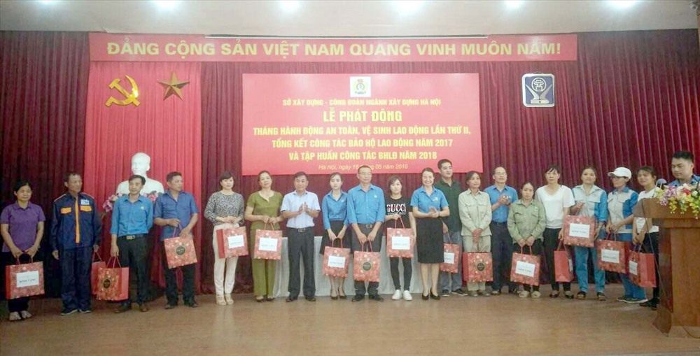 Công đoàn ngành xây dựng Hà Nội tặng quà cho đoàn viên có hoàn cảnh khó khăn. Ảnh: V.L