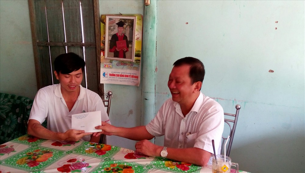 Trao quà cho anh Nguyễn Việt Khương