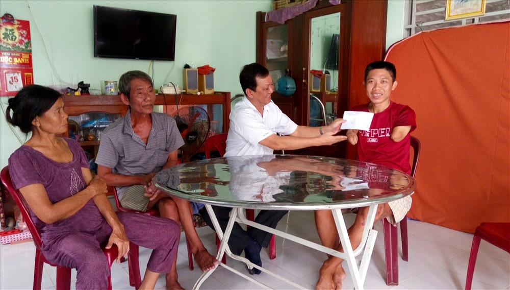 lãnh đạo LĐLĐ TP ân cần thăm hỏi anh Đỗ Văn Triều