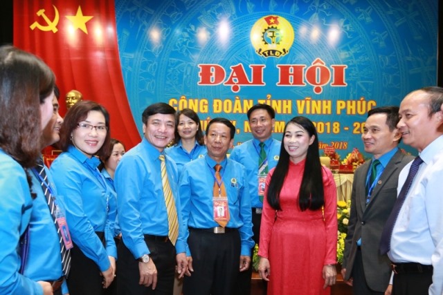 Chủ tịch Tổng LĐLĐVN Bùi Văn Cường (thứ tư, từ trái qua) và các đồng chí lãnh đạo tỉnh Vĩnh Phúc trò chuyện với các đại biểu. Ảnh: Hải Nguyễn
