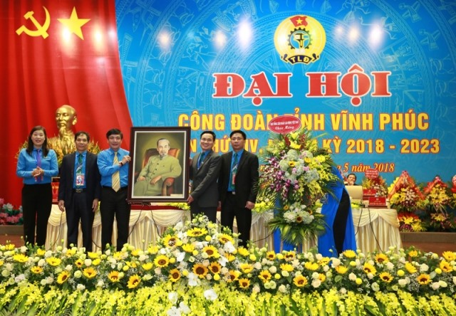 Thay mặt Đoàn Chủ tịch Tổng LĐLĐVN, Chủ tịch Tổng LĐLĐVN Bùi Văn Cường trao tặng Đại hội XIV CĐ tỉnh Vĩnh Phúc bức tranh chân dung Chủ tịch Hồ Chí Minh. Ảnh: Hải Nguyễn