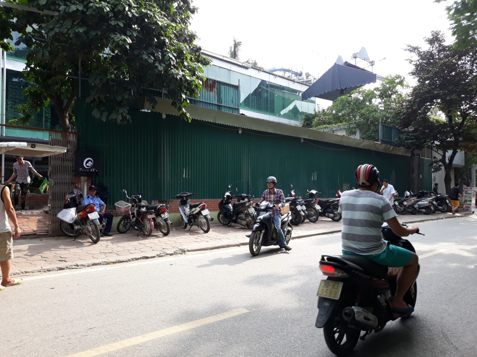 Bên dưới địa chỉ số 3 Phan Kế Bính, mặc dù đã có bức tường che nhưng bên trong vẫn diễn ra những hoạt động xây dựng, kinh doanh