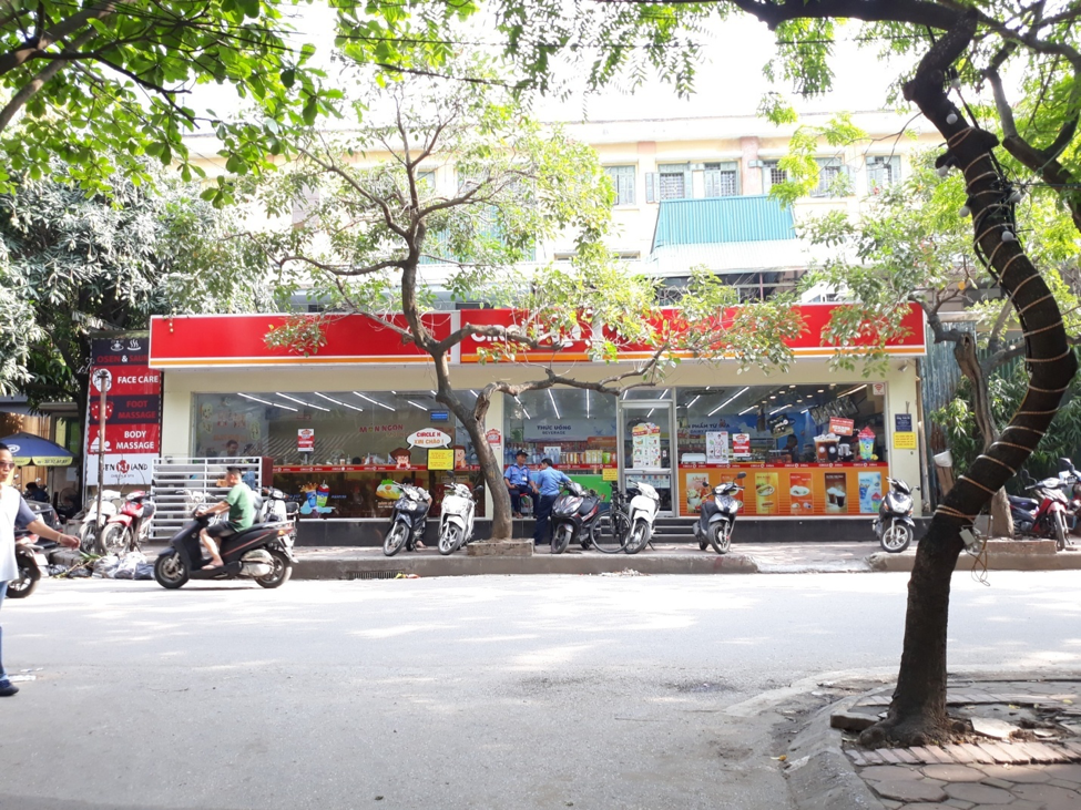 Cửa hàng, siêu thị 1 năm sau chỉ đạo của chính phủ vẫn hoạt động bình thường.